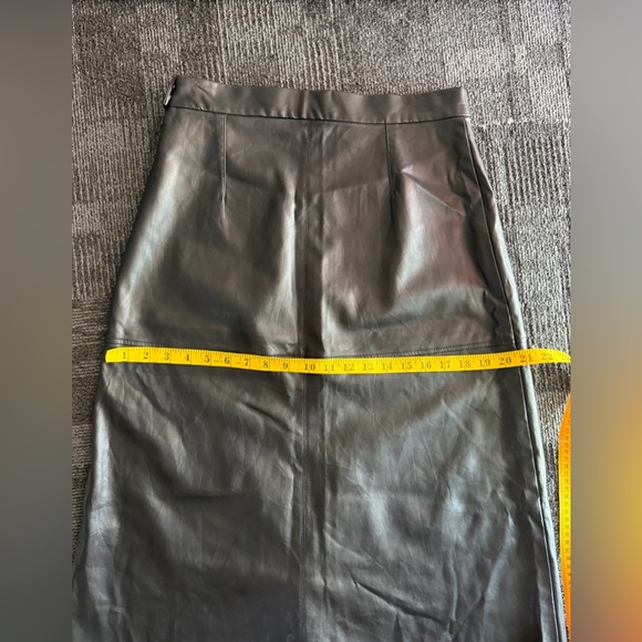 H&M Black 🖤  Size 10 Faux Leather Midi Skirt Women’s 🖤Back Zip & Snap Closure - Picture 11 of 13